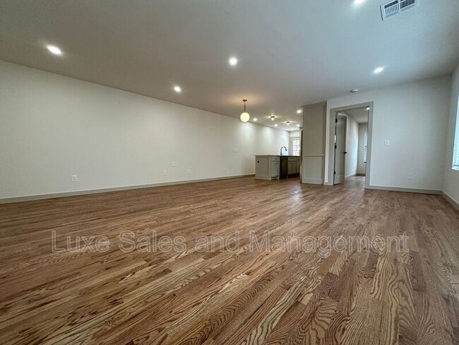 Building Photo - 911 NE 16th St