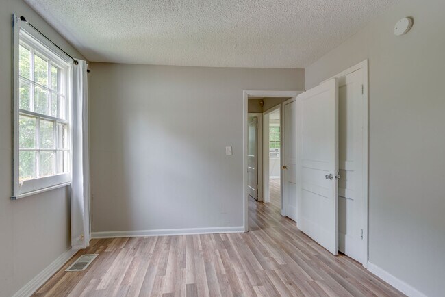 Building Photo - 516 Waycross Dr