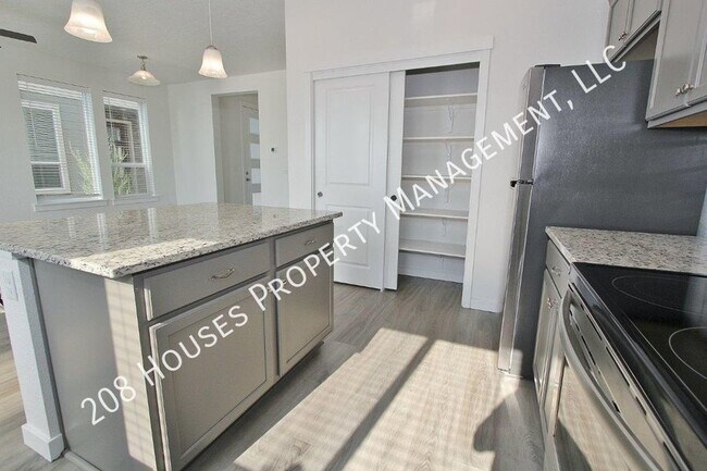 Building Photo - Modern townhouse in a Cozy Community. 50% ...