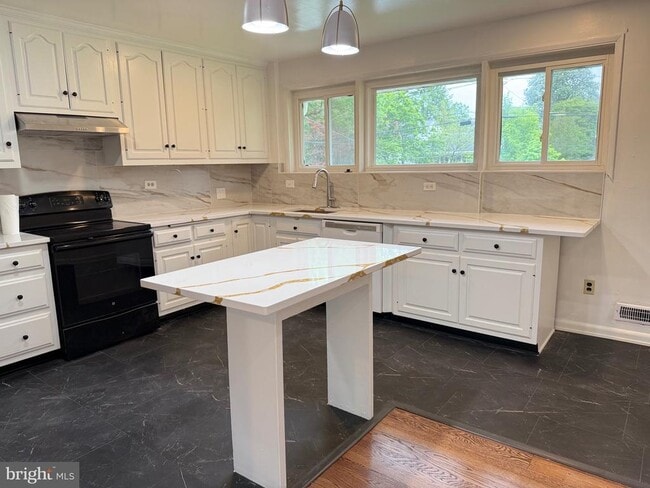 Building Photo - 5933 Rossmore Dr