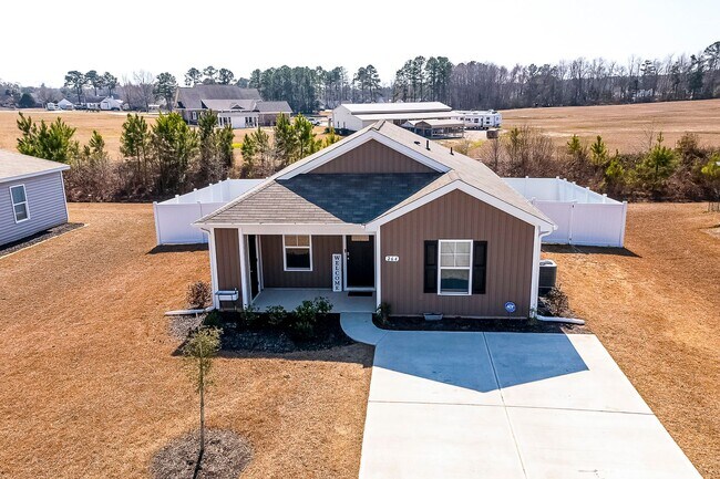 Building Photo - Upgraded 3 Bed, 2 Bath Pet-Friendly Home w...