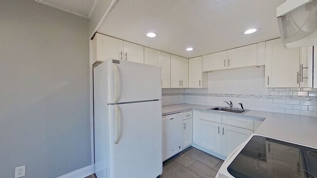 Building Photo - Charming 2 Bedroom close to the beach avai...