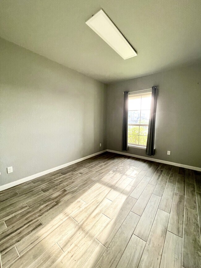 Building Photo - 15306 Comanche Grv