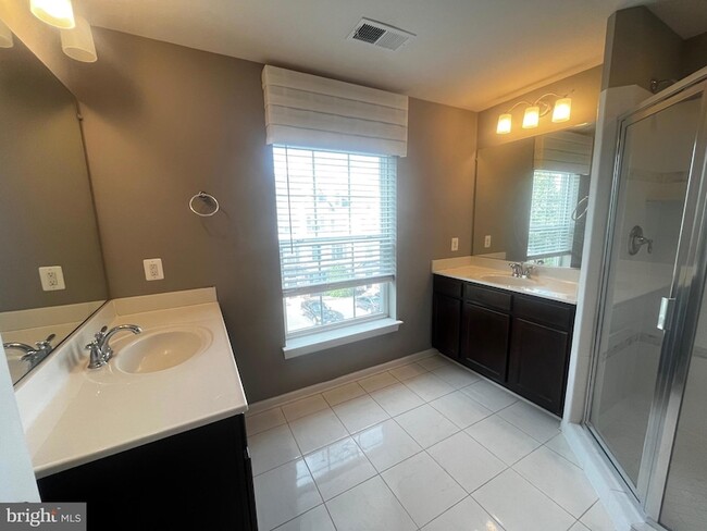 Building Photo - 8195 Falls Grove Dr