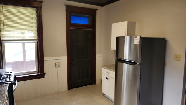 Building Photo - "Spacious 5-Bedroom Gem with 2 Full Baths in St. Louis – Your Ideal Family Home Awaits!"