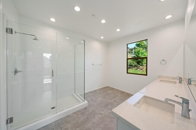 Building Photo - 822 Francesca Dr