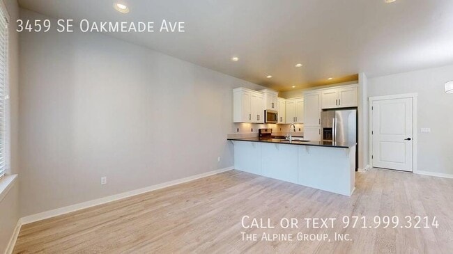 Building Photo - 3459 SE Oakmeade Ave