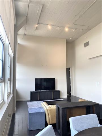 Building Photo - 2600 W 7th St