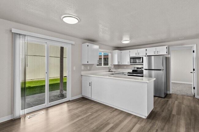 Building Photo - 1100 sq foot 2 bedroom 1.5 bathroom with full size washer/dryer available now!