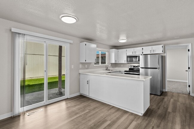 Building Photo - Ground floor 2 bedroom 1 1/2 baths with 1100 square feet!  Dont miss this one with full size wash...