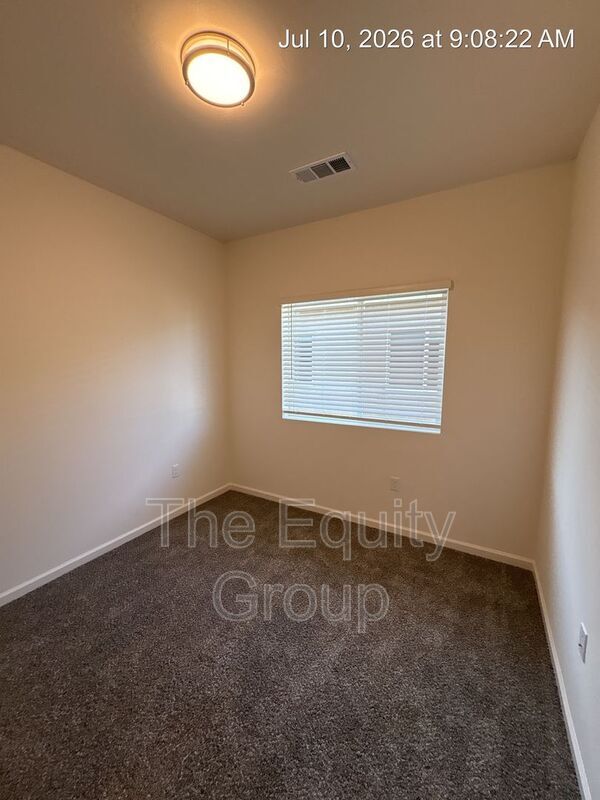 Building Photo - 725 S Pinkham St