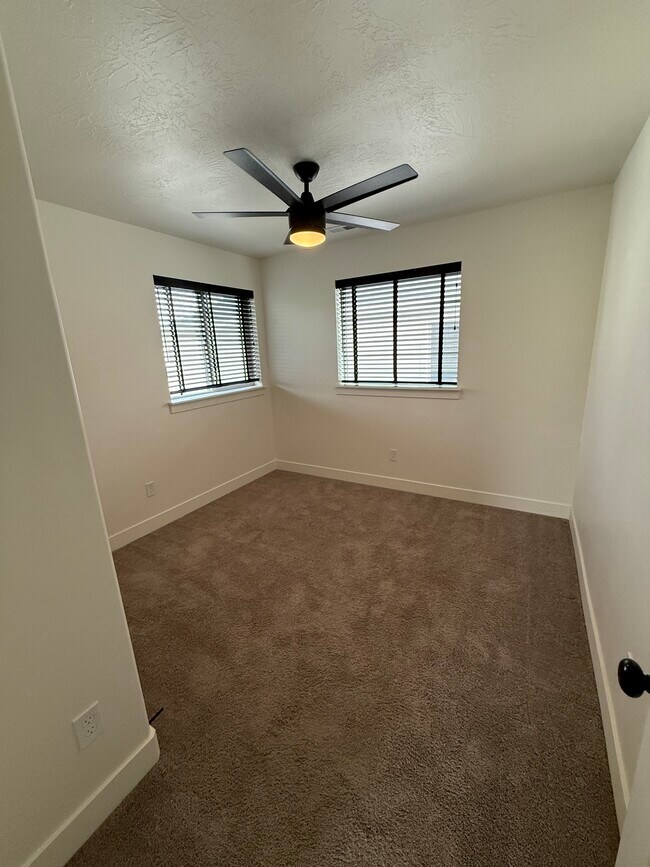 Building Photo - 4724 E Lk Cor Dr