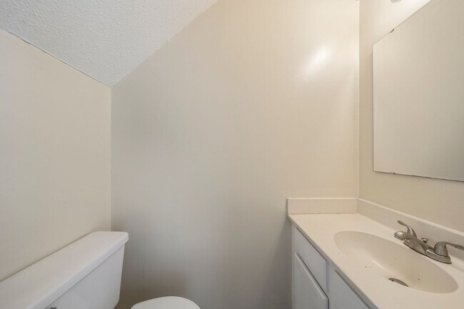 Building Photo - Available April! Convenient 2 BR/2.5BA Townhome