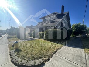Building Photo - Large home/3bed 3 bath with bonus/office room just outside of PSNS and close to Bremerton Ferry