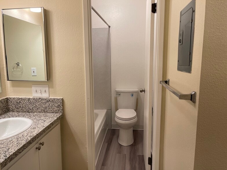 Bathroom / vanity - 1241 Morse Ave