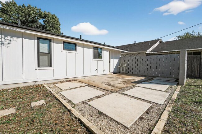 Building Photo - 3217 Oak Alley