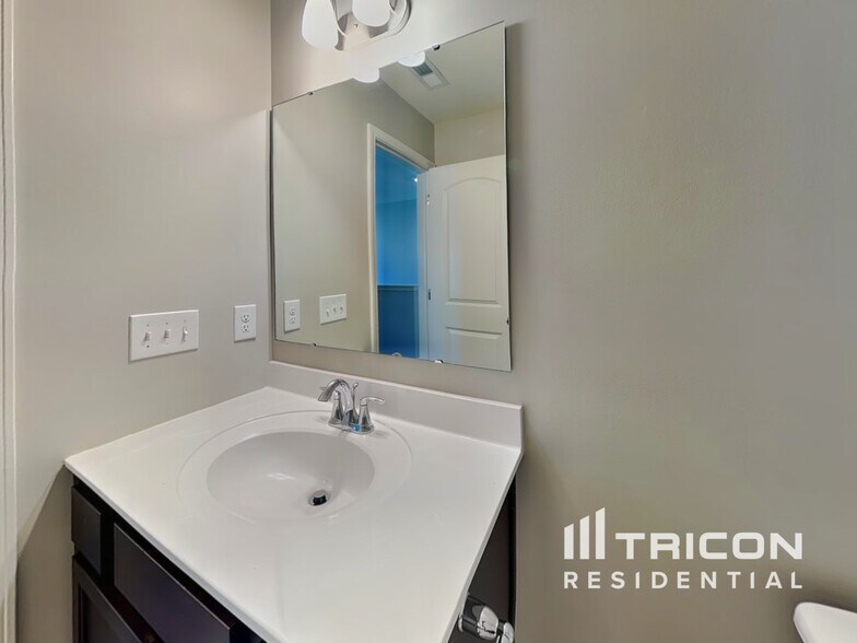 Building Photo - 4664 Wesmar Dr