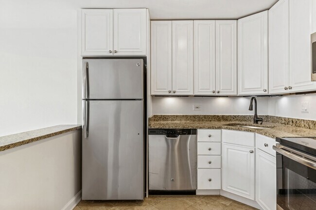 Building Photo - 111 E Chestnut St