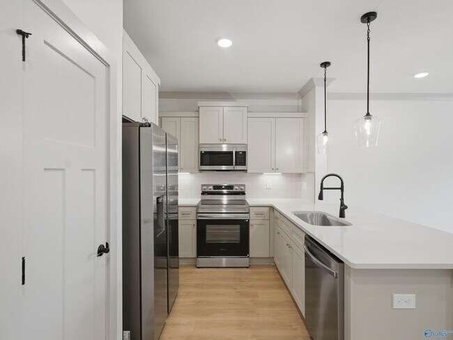 Building Photo - 8 Whispering Oak Dr SW