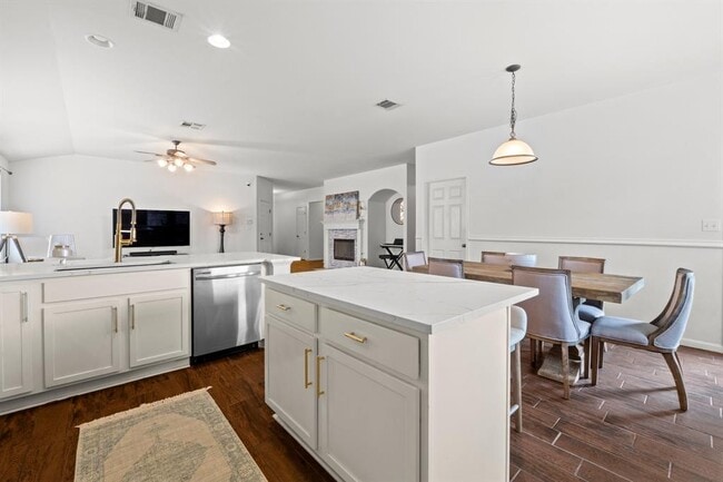 Building Photo - 2004 Dry Season Trail