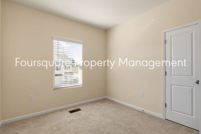 Building Photo - Townhome| Screened -In Back Porch |One Car...