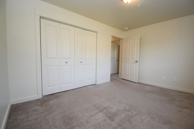 Building Photo - 807 W Villard St