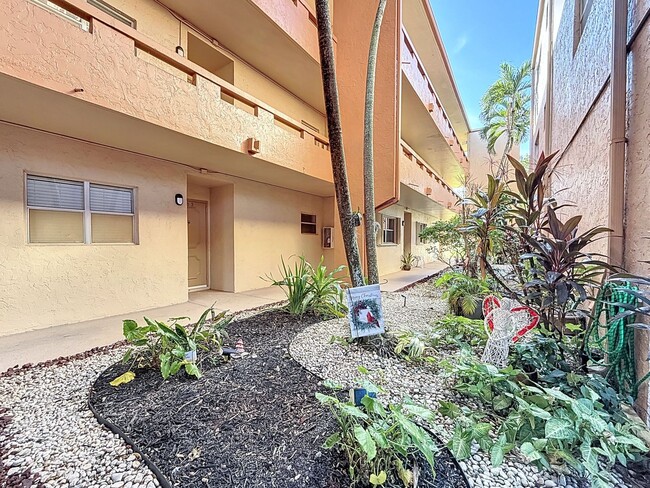 Building Photo - Beautiful 1 bedroom 2 bath Condo in Tamara...