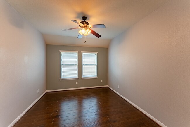 Building Photo - 448 Bottle Brush Dr