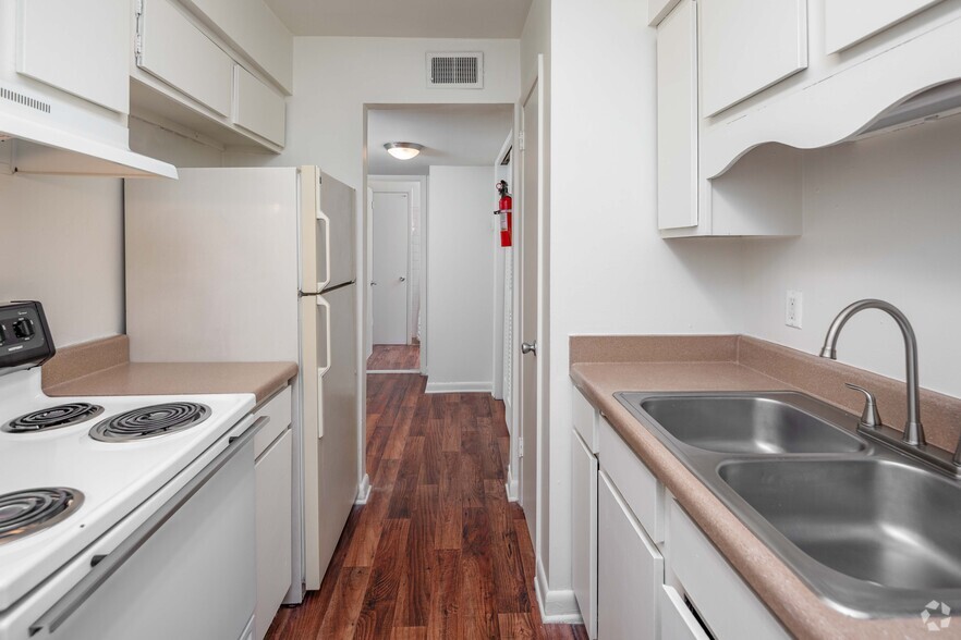 1BR, 1BA - 650SF - Kitchen - Chateau