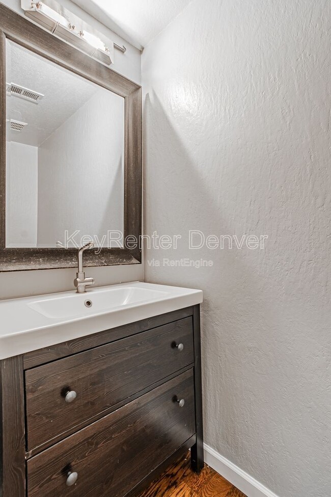 Building Photo - 1099 S Walden Way