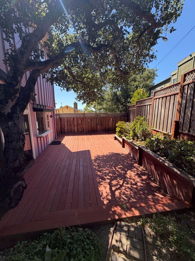 Building Photo - Charming Residence in Belmont