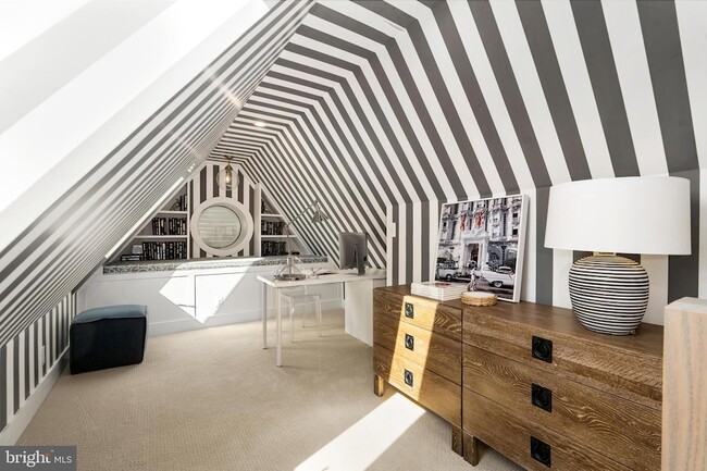 Building Photo - 1015 D St NE