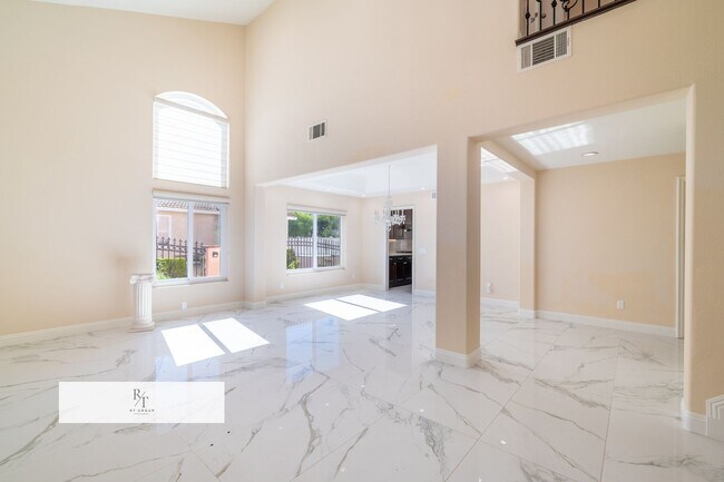 Building Photo - Stunning Remodeled Home in Walnut Valley U...