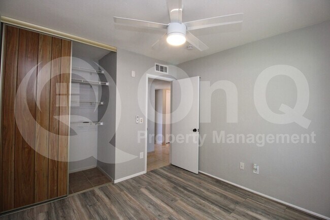 Building Photo - 967 W La Jolla Dr