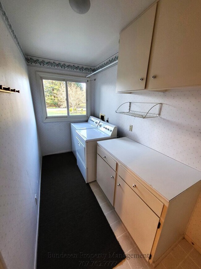 Building Photo - 460 Piezzi Ln