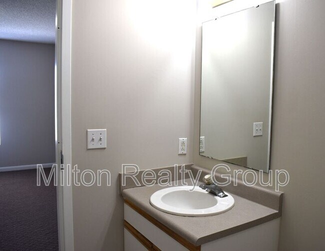 Building Photo - 74 Fantasy Ln