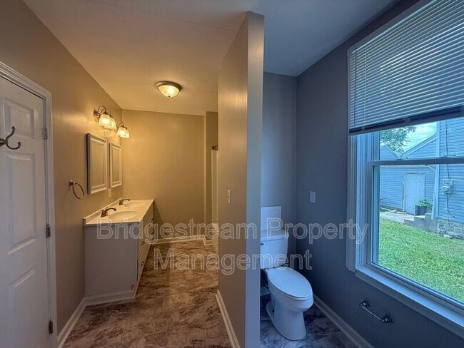 Building Photo - 921 Kent Ln S
