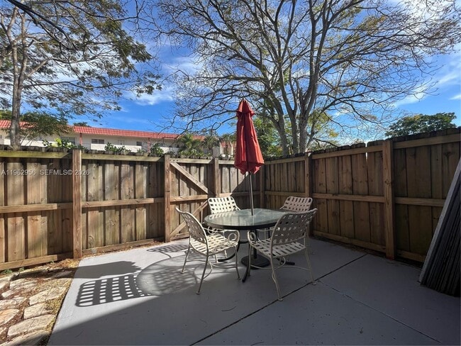 Building Photo - 407 Palm Cir E