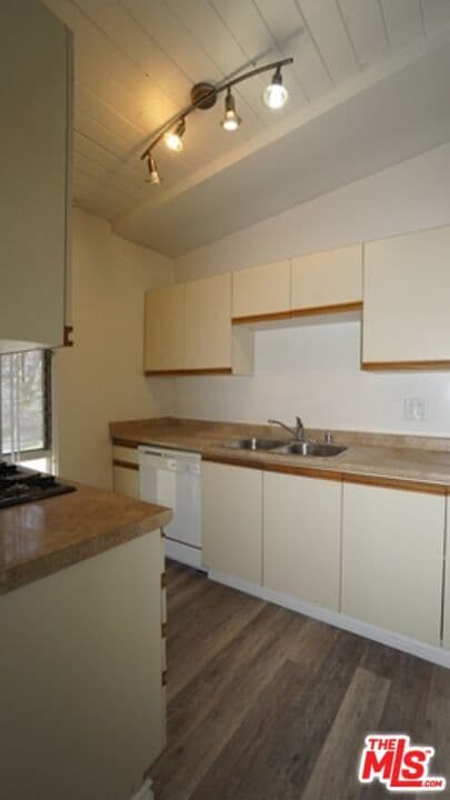 Building Photo - 11133 Rose Ave