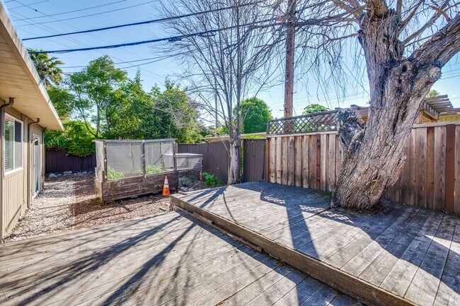 Building Photo - Mountain View Home l Spacious Open Layout Bright and Private Yard