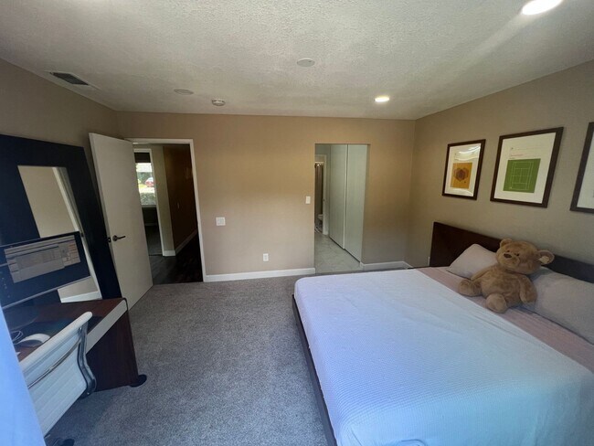 Building Photo - 3 Bed / 2.5 Bath | College Greens Townhome