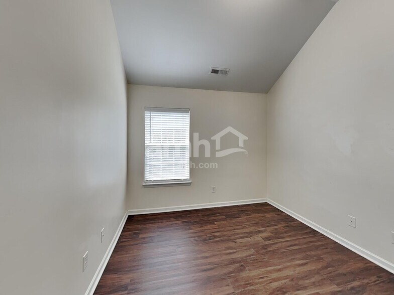 Building Photo - 1649 Woods Ln