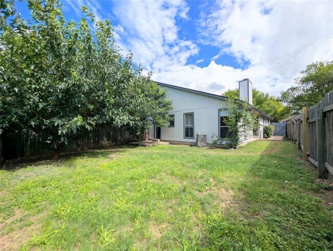Building Photo - 2036 Redwing Way