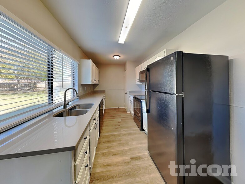 Building Photo - 5001 Oregon Ct