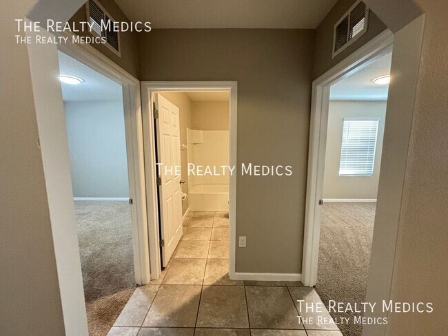 Building Photo - 1028 Salina St SE