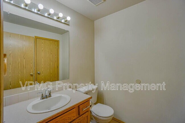 Building Photo - 5502 NE 89th Ave