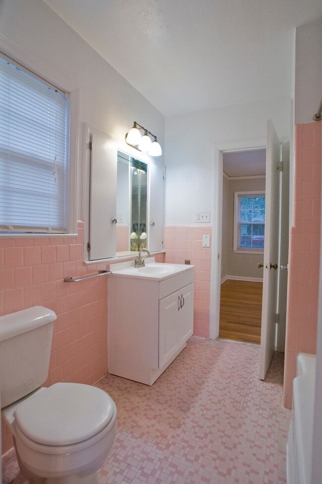 Building Photo - Quaint Downstairs 2 Bedroom