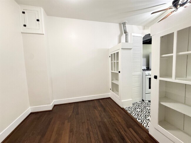 Building Photo - 1136 Berthea St