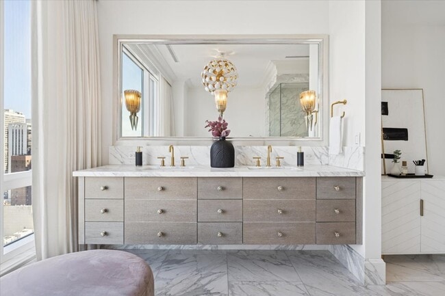 Building Photo - 9 W Walton St