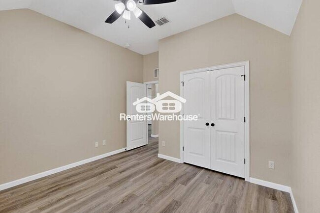 Building Photo - Great Location and Fully Refreshed Move In...